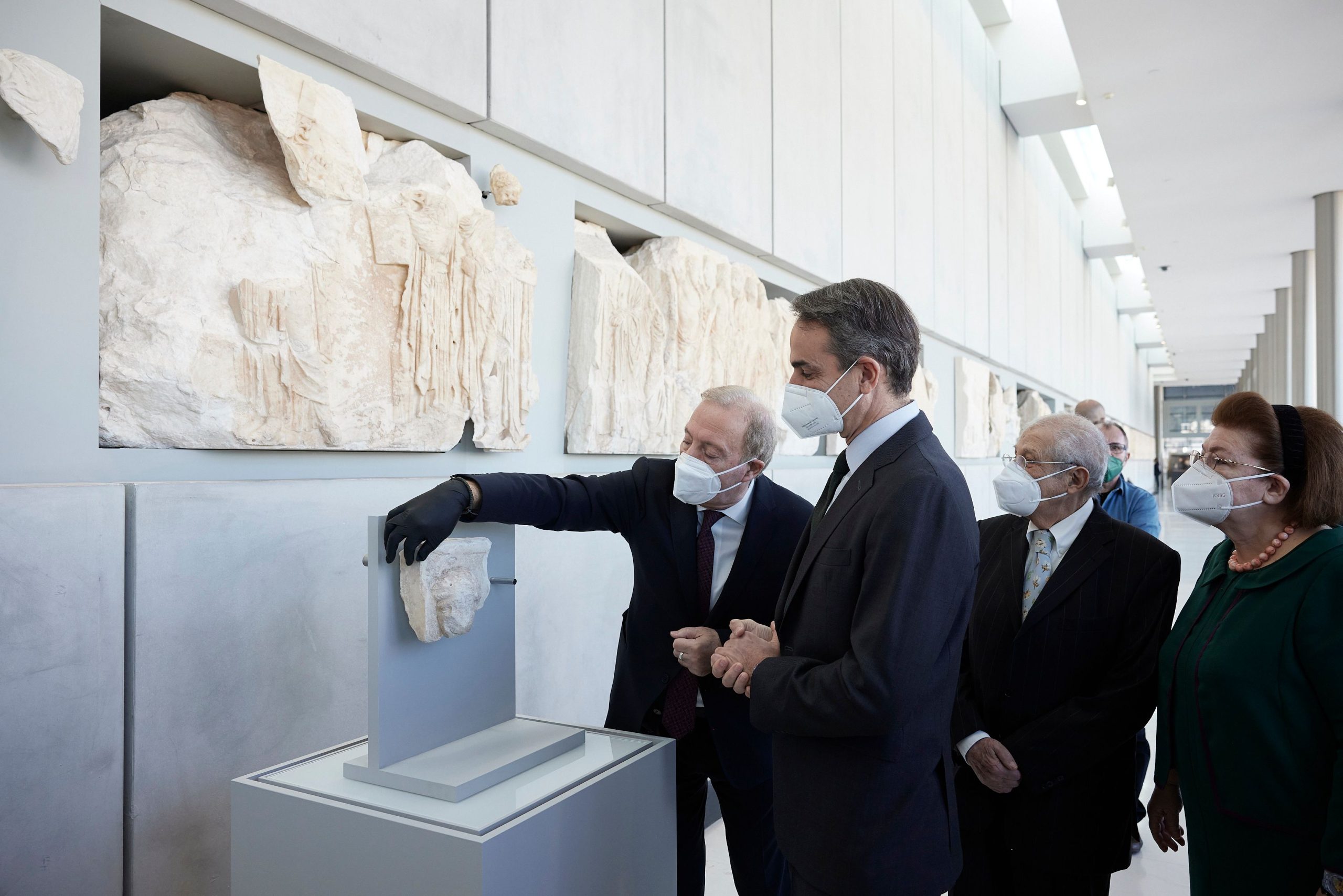 Η επανένωση του θραύσματος «Fagan» στο Μουσείο Ακρόπολης παρουσία του πρωθυπουργού Κυριάκου Μητσοτάκη, της υπουργού Πολιτισμού Λίνας Μενδώνη, του διευθυντή Μουσείου Ακρόπολης Νίκου Σταμπολίδη και του Δημήτρη Παντερμαλή
