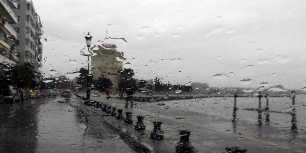 Θεσσαλονίκη: «Φύσηξε» προβλήματα ο Βαρδάρης - Πτώσεις δέντρων και διακοπές ηλεκτροδότησης