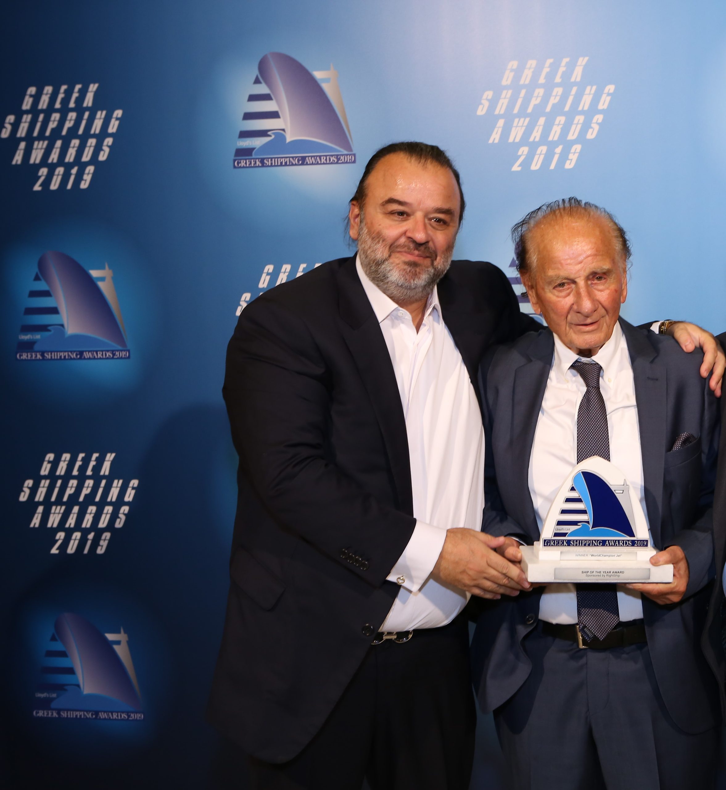 Ο Μάριος Ηλιόπουλος μαζί με τον πατέρα του Τάκη σε βράβευση το 2019