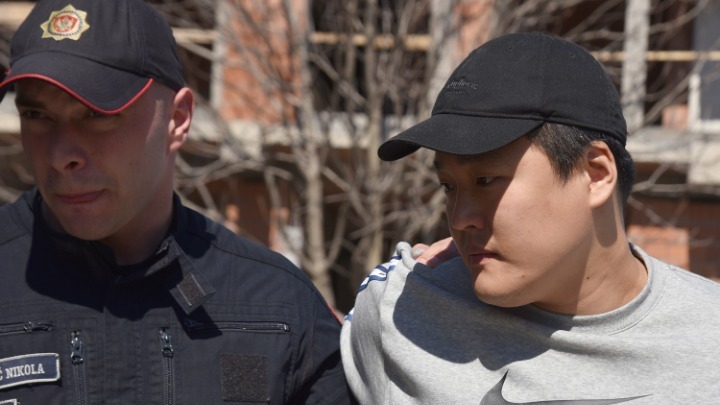 Αστυνομικός συνοδεύει τον συλληφθέντα νοτιοκορεάτη Ντο Κουόν