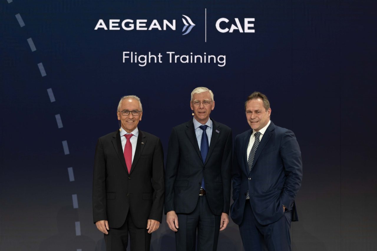 Ο κ. Δημήτρης Γερογιάννης, Διευθύνων Σύμβουλος της AEGEAN, o κ. Nick Leontidis, Group President, Civil Aviation της CAE και o κ. Eυτύχιος Βασιλάκης, Πρόεδρος της AEGEAN
