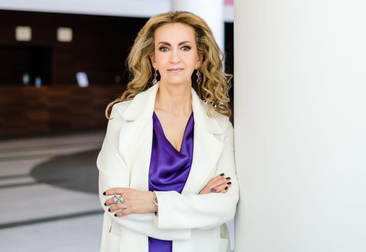 Η Σοφία Κουνενάκη Εφραίμογλου είναι Α’ Αντιπρόεδρος του Εμπορικού και Βιομηχανικού Επιμελητηρίου Αθηνών (ΕΒΕΑ), Πρόεδρος του Εθνικού Επιμελητηριακού Δικτύου Ελληνίδων Γυναικών Επιχειρηματιών (ΕΕΔΕΓΕ) και Εκτελεστική Αντιπρόεδρος του Ιδρύματος Μείζονος Ελληνισμού (ΙΜΕ)