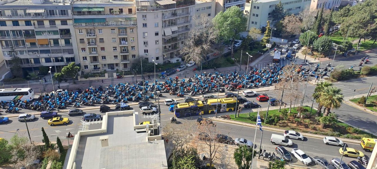 Διανομείς της Wolt πραγματοποιούν διαμαρτυρία στο κέντρο της Αθήνας