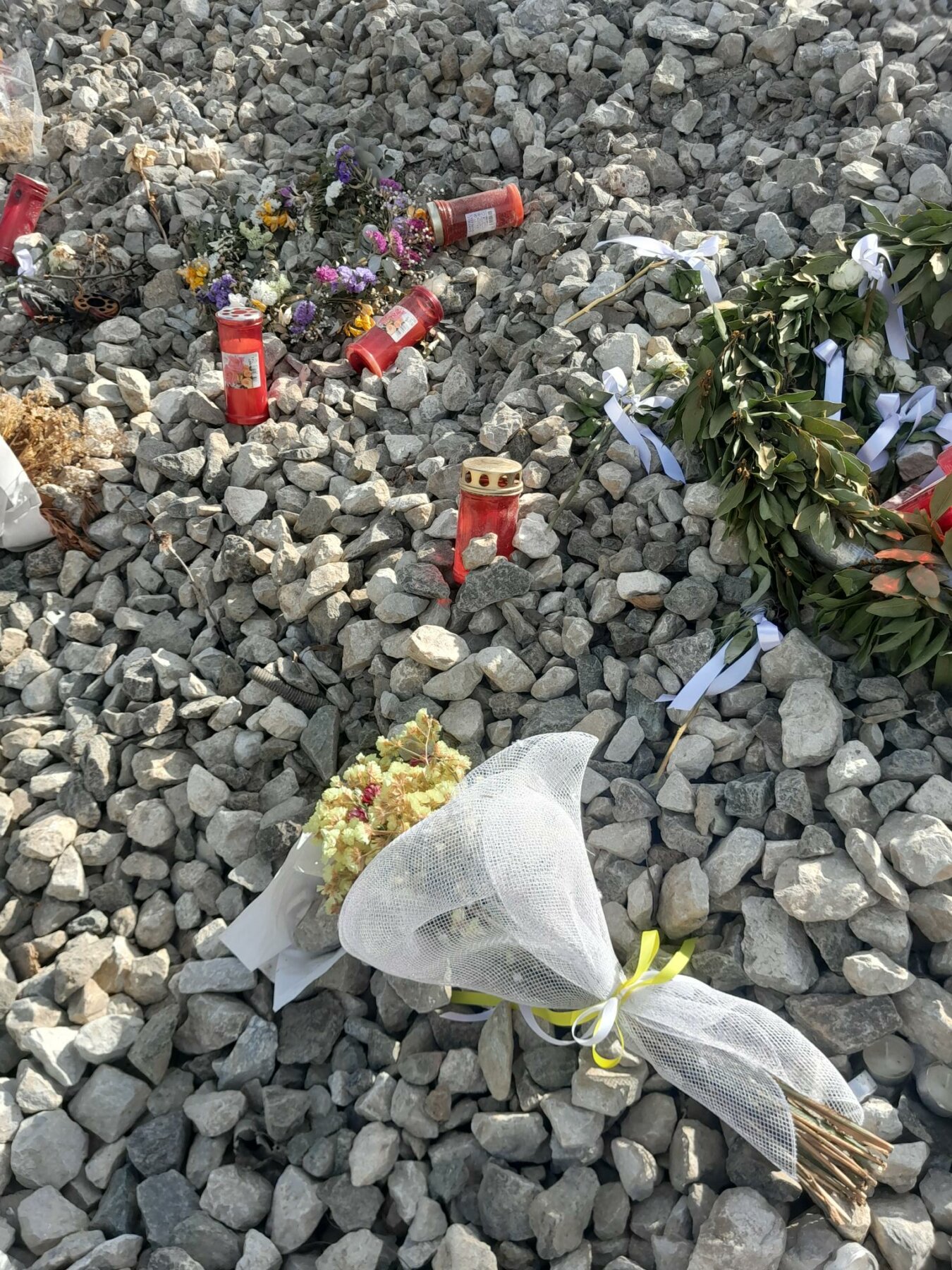 Αφιερώματα στη μνήμη των θυμάτων του φρικτού δυστυχήματος των Τεμπών