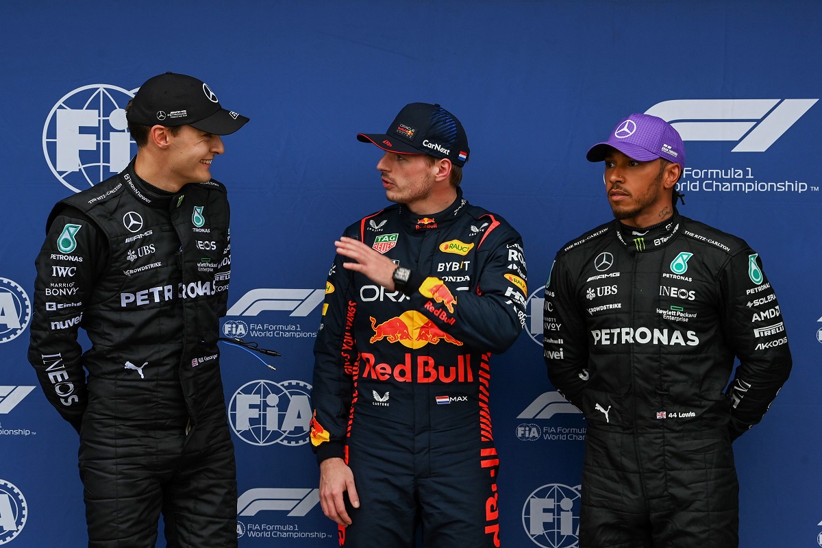 Ο Φερστάπεν ανάμεσα στους οδηγούς της Mercedes, Ράσελ και Χάμιλτον.