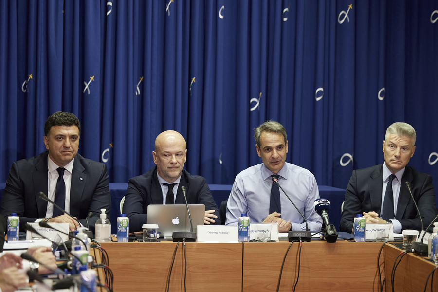 Ο πρωθυπουργός Κυριάκος Μητσοτάκης, ο πρόεδρος του ΣΕΤΕ, Γιάννης Ρέτσος και ο υπουργός Τουρισμού Βασίλης Κικίλιας μιλούν κατά τη διάρκεια της συνάντησης εργασίας που έχει ο πρωθυπουργός με την Εκτελεστική Επιτροπή του Συνδέσμου Ελληνικών Τουριστικών Επιχειρήσεων (ΣΕΤΕ), με αντικείμενο την τουριστική περίοδο, στο Διεθνές Αεροδρόμιο «Ελευθέριος Βενιζέλος» (ΑΠΕ-ΜΠΕ)