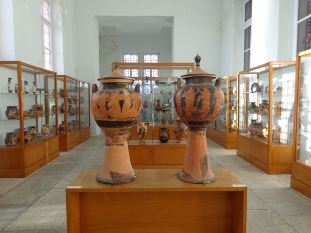 Άποψη της έκθεσης του Αρχαιολογικού Μουσείου, Σε πρώτο επίπεδο δύο γαμικοί λέβητες του ζωγράφου του Συρίσκου και του ζωγράφου της Μυκόνου