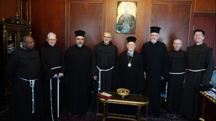 Ο Οικουμενικός Πατριάρχης φωτογραφίζεται με τον Αρχηγό του Τάγματος των Φραγκισκανών και άλλους μοναχούς και ιερείς