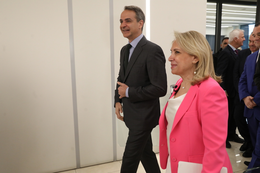 Ο πρωθυπουργός Κυριάκος Μητσοτάκης και η διευθύνουσα σύμβουλος της HDB Αθηνά Χατζηπέτρου