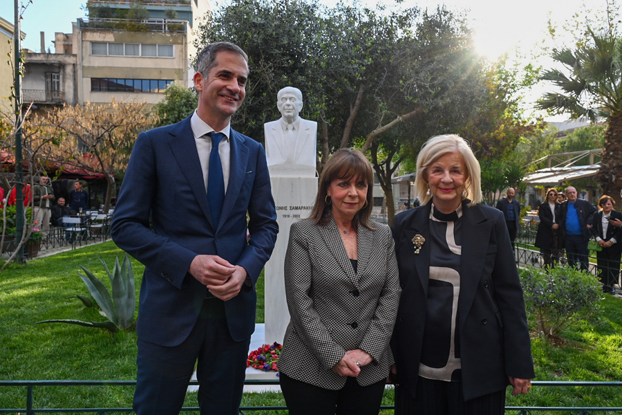 Η Πρόεδρος της Δημοκρατίας Κατερίνα Σακελλαροπούλου φωτογραφίζεται με τον δήμαρχο Αθηναίων Κώστα Μπακογιάννη και την σύντροφο του Αντώνη Σαμαράκη Ελένη Σαμαράκη στην τελετή αποκαλυπτηρίων προτομής του Λογοτέχνη Αντώνη Σαμαράκη στην πλατεία Αυδή, Παρασκευή 7 Απριλίου 2023.