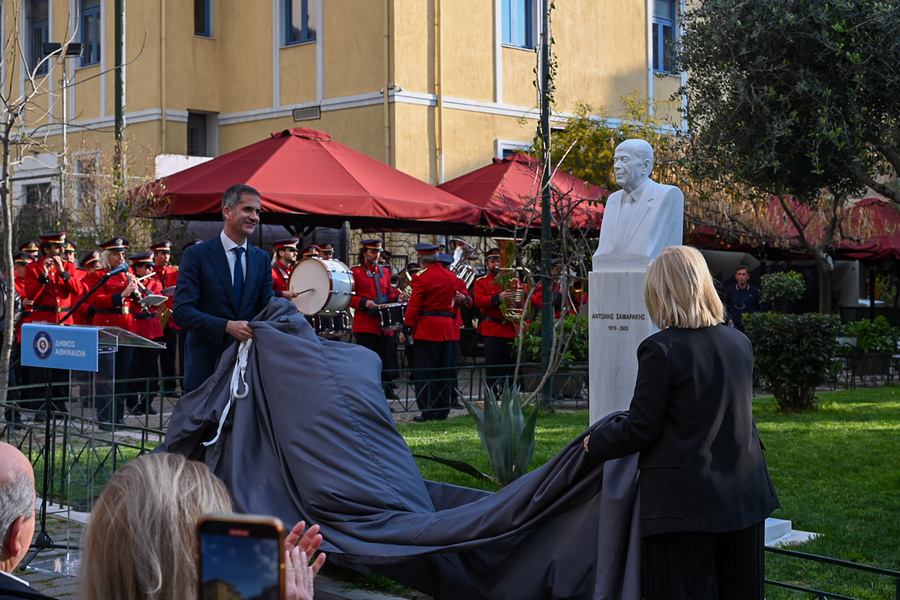 Ο δήμαρχος Αθηναίων Κώστας Μπακογιάννης στην τελετή αποκαλυπτηρίων προτομής του Λογοτέχνη Αντώνη Σαμαράκη στην πλατεία Αυδή, παρουσία της Προέδρου της Δημοκρατίας Κατερίνας Σακελλαροπούλου, 