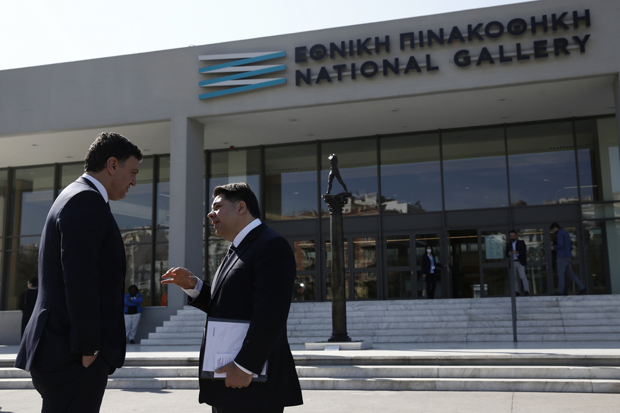 Ο υπουργός Τουρισμού Βασίλης Κικίλιας συνομιλεί με τον πρέσβη των ΗΠΑ στην Ελλάδα, Τζωρτζ Τσούνη (ΑΠΕ-ΜΠΕ)