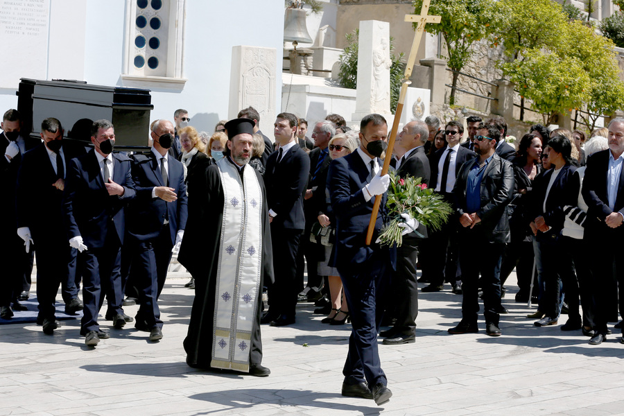 Η σορός του Γιώργου Μπόμπολα μεταφέρεται μετά την εξόδιο ακολουθία κατά τη διάρκεια της κηδείας στο Α' Νεκροταφείο Αθηνών ΑΠΕ/ΜΠΕ/ΑΛΕΞΑΝΔΡΟΣ ΜΠΕΛΤΕΣ