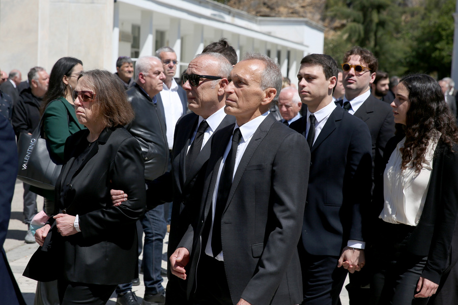 Οι Φώτης (Α) και Λεωνίδας γιοι του Γιώργου Μπόμπολα παρευρίσκονται στην κηδεία του πατέρα τους ΑΠΕ-ΜΠΕ/ ΑΛΕΞΑΝΔΡΟΣ ΜΠΕΛΤΕΣ