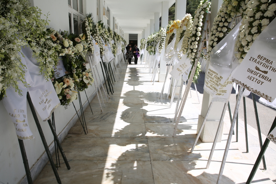 Στεφάνια στο Α' Νεκροταφείο Αθηνών κατά τη διάρκεια της κηδείας του Γιώργου Μπόμπολα ΑΠΕ-ΜΠΕ/ΑΛΕΞΑΝΔΡΟΣ ΜΠΕΛΤΕΣ