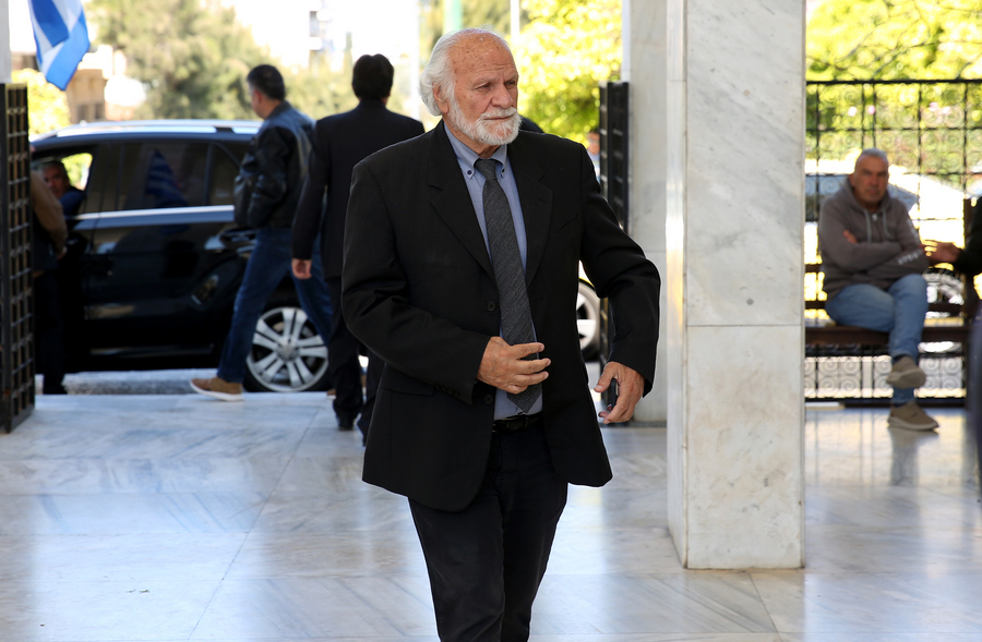 Ο πρώην πρόεδρος της ΑΚΤΩΡ Δημήτρης Κούτρας παρευρίσκεται στην κηδεία του Γιώργου Μπόμπολα στο Α' Νεκροταφείο Αθηνών