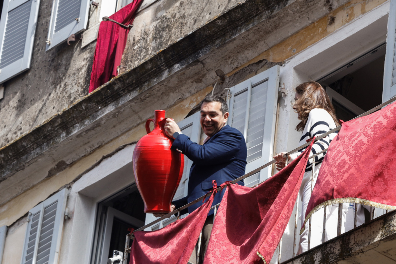 Πάσχα 2023: Ο Τσίπρας πέταξε «μπότη» στην Κέρκυρα