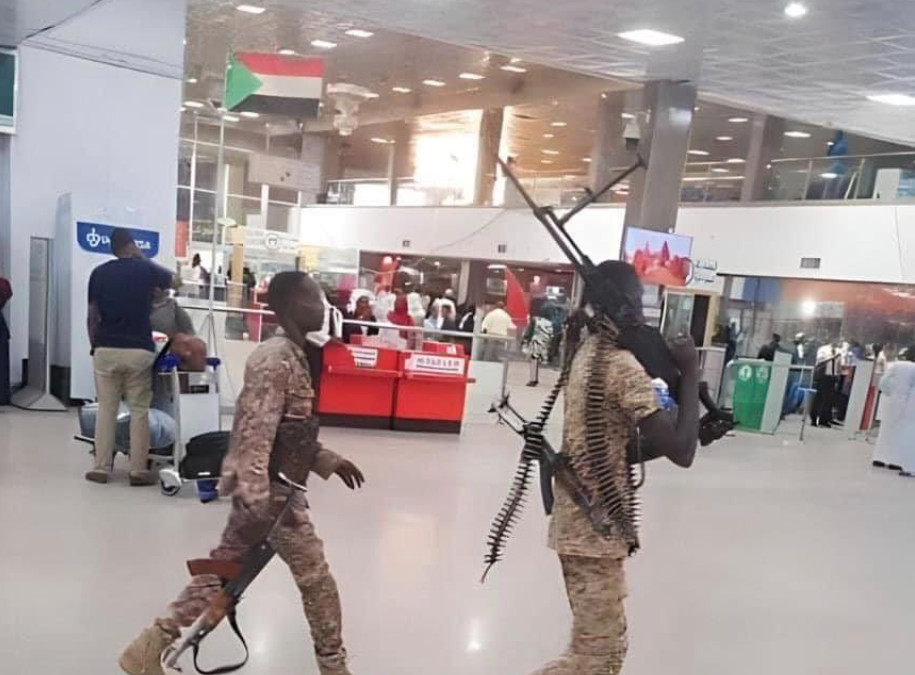 άνδρες παραστρατιωτικής οργάνωσης στο Σουδάν με όπλα καταλαμβάνουν το αεροδρόμιο του Χαρτούμ