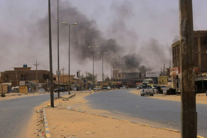 φωτιές στο Σουδάν κατά τη σύγκρουση μεταξύ του στρατού με παραστρατιωτικους