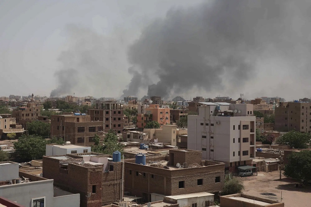 Καπνοί πάνω από κτήρια στην πρωτεύουσα του Σουδάν μετά τις εχθροπραξίες μεταξύ του στρατου και την παραστρατιωτικής οργάνωσης RSF τον Απρίλιο του 2023