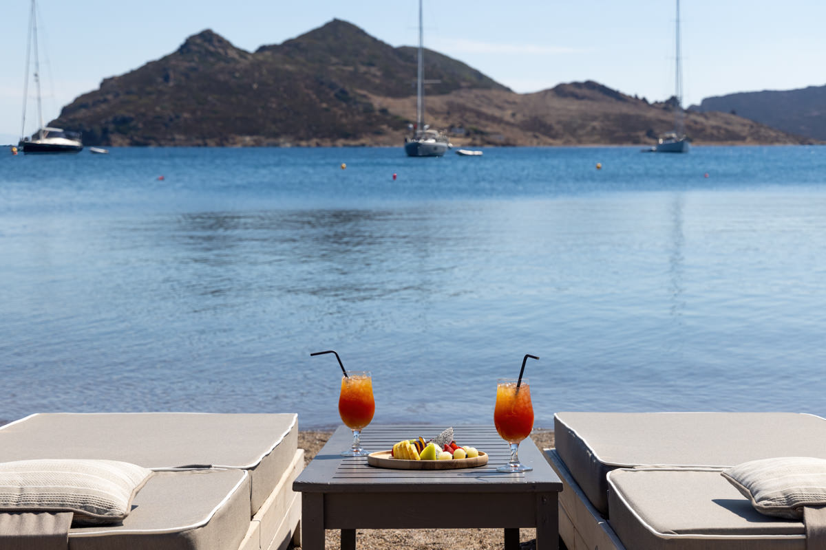 Cielo beach bar στο Patmos Aktis Suites & Spa