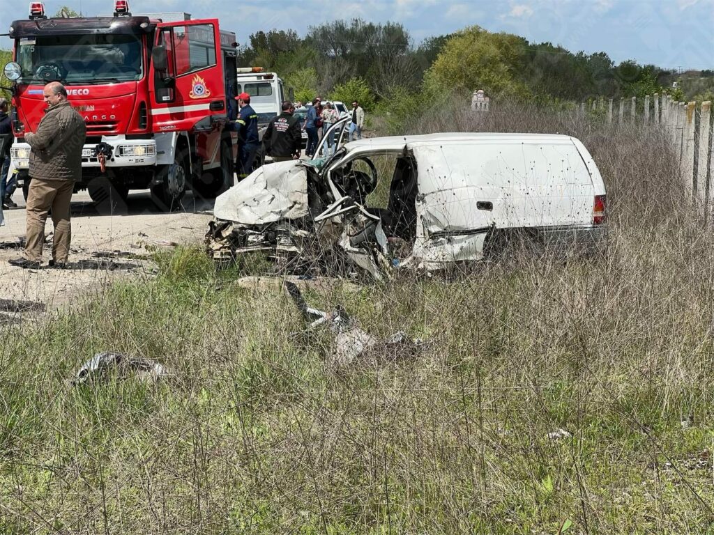 Πυροσβέστης δίπλα από λευκό βαν μετά από μετωπική σύγκρουση στην Ορεστιάδα