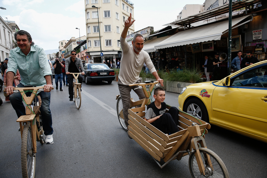 Ο ιδιοκτήτης της εταιρείας Coco-mat, Πολ Ευμορφίδης (Δ) να κάνει βόλτα με ποδήλατο μαζί με φίλους και στελέχη, μετά την ανακοίνωση της δημιουργίας πολιτικού κόμματος που θα ονομάζεται «Ευ», στο κέντρο της Αθήνας,