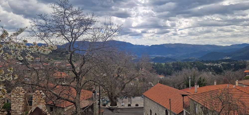 Από την κορυφή του λόφου με φόντο το χωριό και την πλατεία με τον πλάτανο.