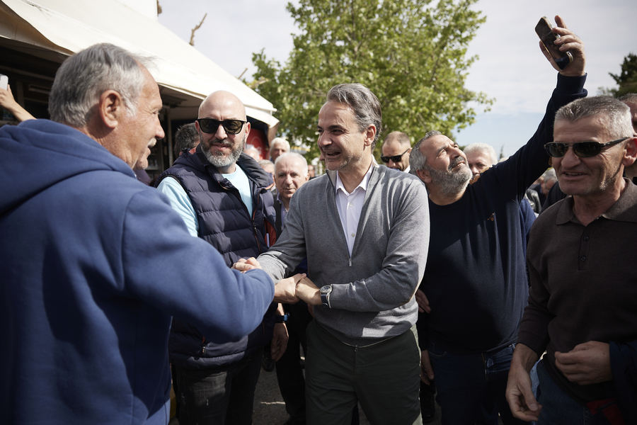 Ο πρωθυπουργός Κυριάκος Μητσοτάκης συνομιλεί με πολίτες κατά την διάρκεια της επίσκεψης του στο Σχηματάρι (ΑΠΕ-ΜΠΕ)