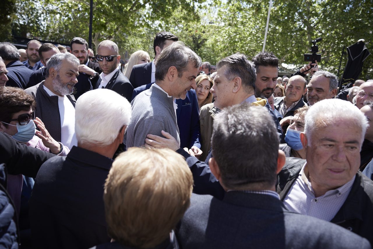 Ο πρωθυπουργός Κυριάκος Μητσοτάκης συνομιλεί με πολίτες κατά την διάρκεια της επίσκεψης του στη Θήβα (ΑΠΕ-ΜΠΕ)