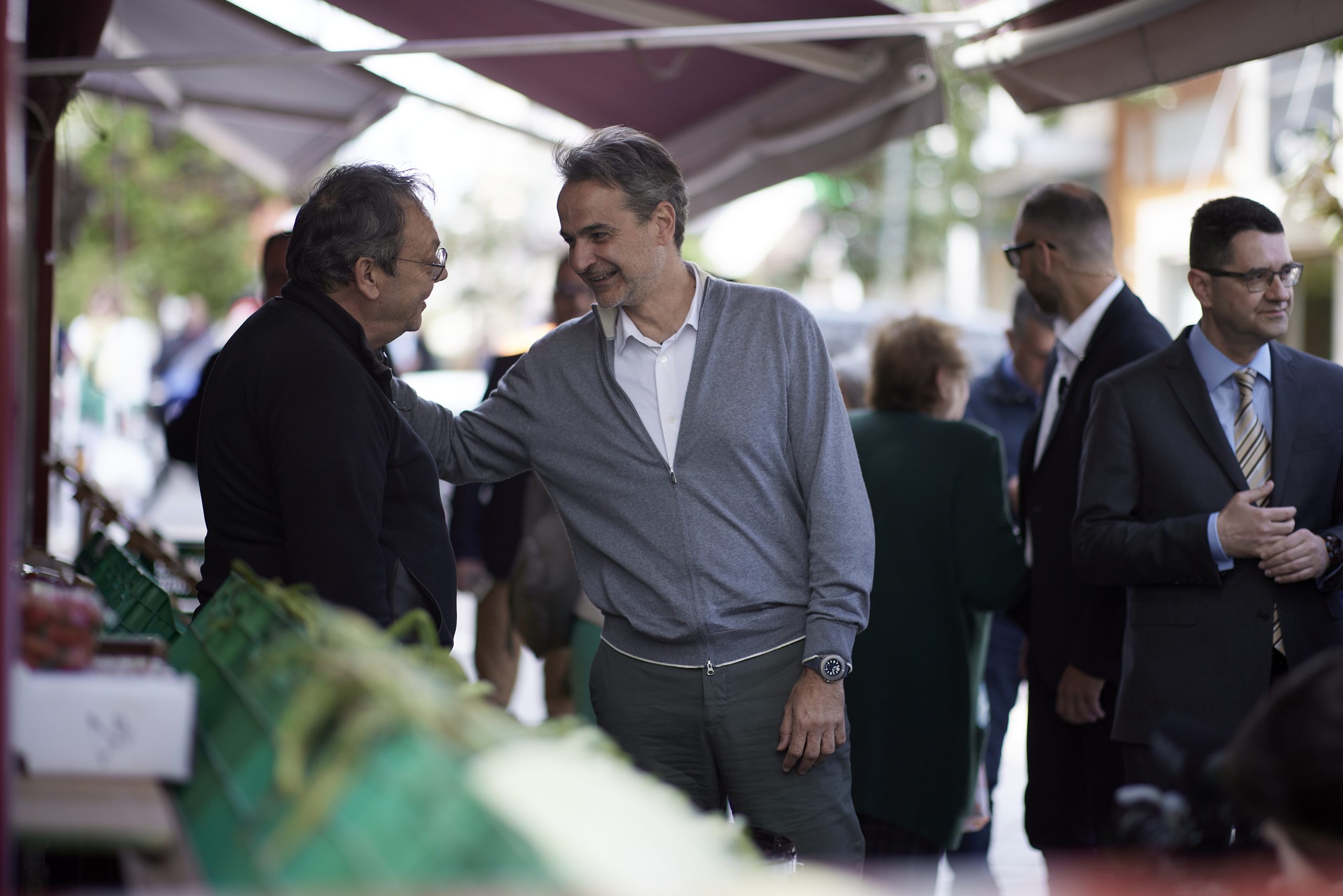 Ο πρωθυπουργός Κυριάκος Μητσοτάκης συνομιλεί με πολίτες κατά την διάρκεια της επίσκεψης του στη Θήβα (ΑΠΕ-ΜΠΕ)
