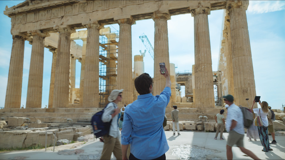 Ο ηθοποιός Δημήτρης Γκουτζαμάνης, που πρωταγωνιστεί στη μεγάλη καμπάνια της COSMOTE για την εφαρμογή COSMOTE CHRONOS, χρησιμοποιεί το app στον βράχο της Ακρόπολης