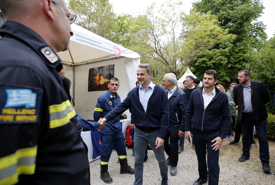 Ο πρωθυπουργός Κυριάκος Μητσοτάκης επισκέπτεται το περίπτερο της ομάδας εθελοντών δασοπυσοβεστών διασωστών, στην 69η ανθοκομική έκθεση της Κηφισιάς, Δευτέρα 01 Μαΐου 2023. ΑΠΕ-ΜΠΕ/ΑΠΕ-ΜΠΕ/ΒΛΑΧΟΣ ΑΛΕΞΑΝΔΡΟΣ