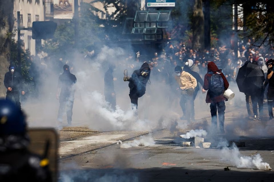 Διαδηλωτές συγκρούονται με την αστυνομία στη Γαλλία