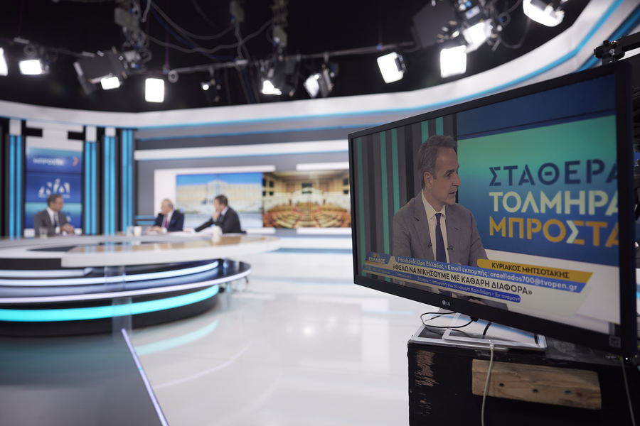 Ο πρωθυπουργός Κυριάκος Μητσοτάκης παραχωρεί συνέντευξη στους δημοσιογράφους Δημήτρη Καμπουράκη και Παναγιώτη Στάθη, στην πρωινή εκπομπή "Ώρα Ελλάδος" στον τηλεοπτικό σταθμό Open (ΑΠΕ-ΜΠΕ)