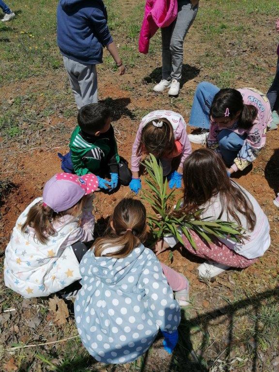 Μικροί φίλοι φυτεύουν τα πρώτα δέντρα.