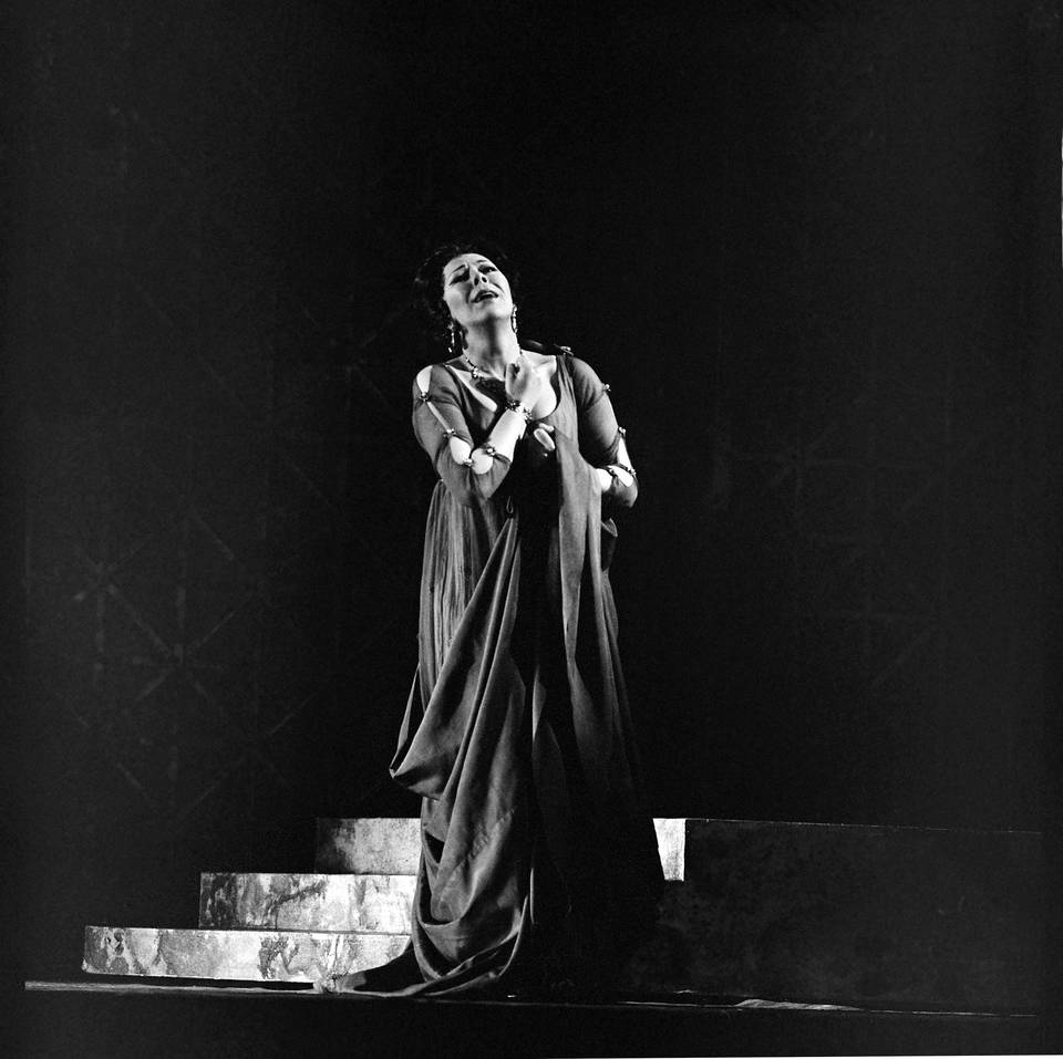 Φωτογραφία της Τζάνετ Μπέικερ ως Βιτέλια στην στην όπερα του Μότσαρτ «Το έλεος του Τίτου» στη Βασιλική Όπερα του Λονδίνου, το 1974