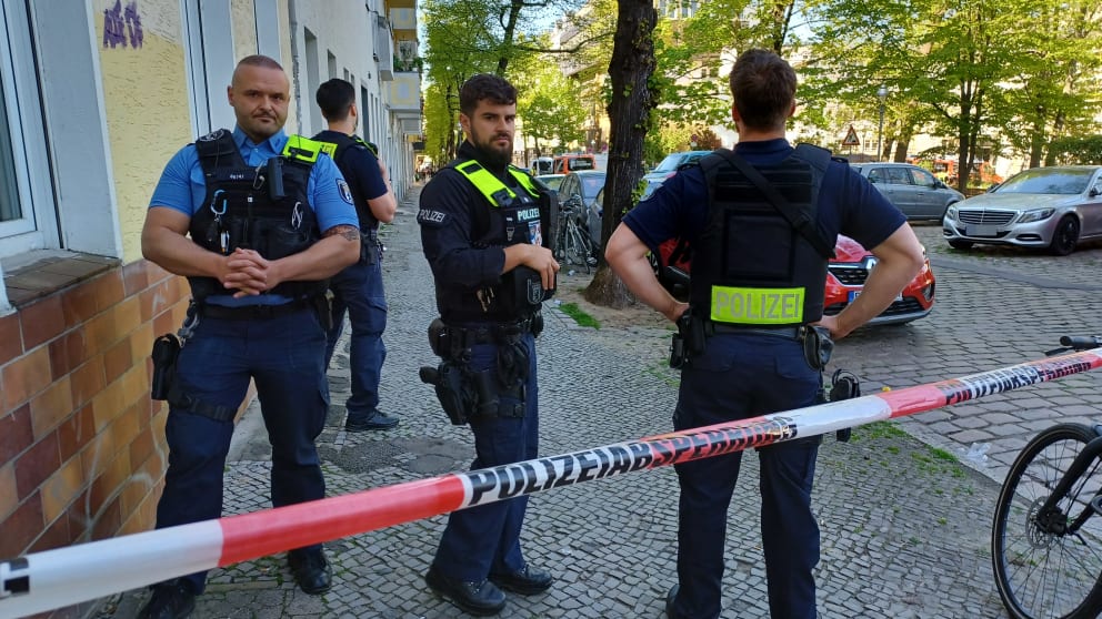 αστυνομικοί έξω από σχολείο στο Βερολίνο μετά από επίθεση με μαχαίρι
