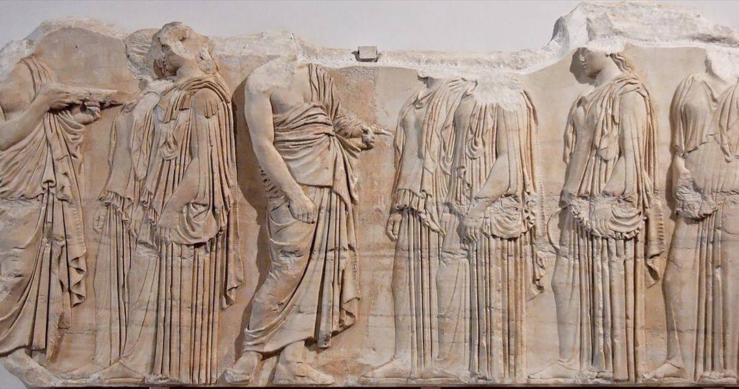 Η «Πλάκα των Εργαστίνων» από την ανατολική ζωφόρο, απεικονίζοντας τις νεαρές παρθένες της Αθήνας, που ύφαιναν το ιερό πέπλο της Αθηνάς για την μεγάλη πομπή των Παναθηναίων. Μουσείο του Λούβρου