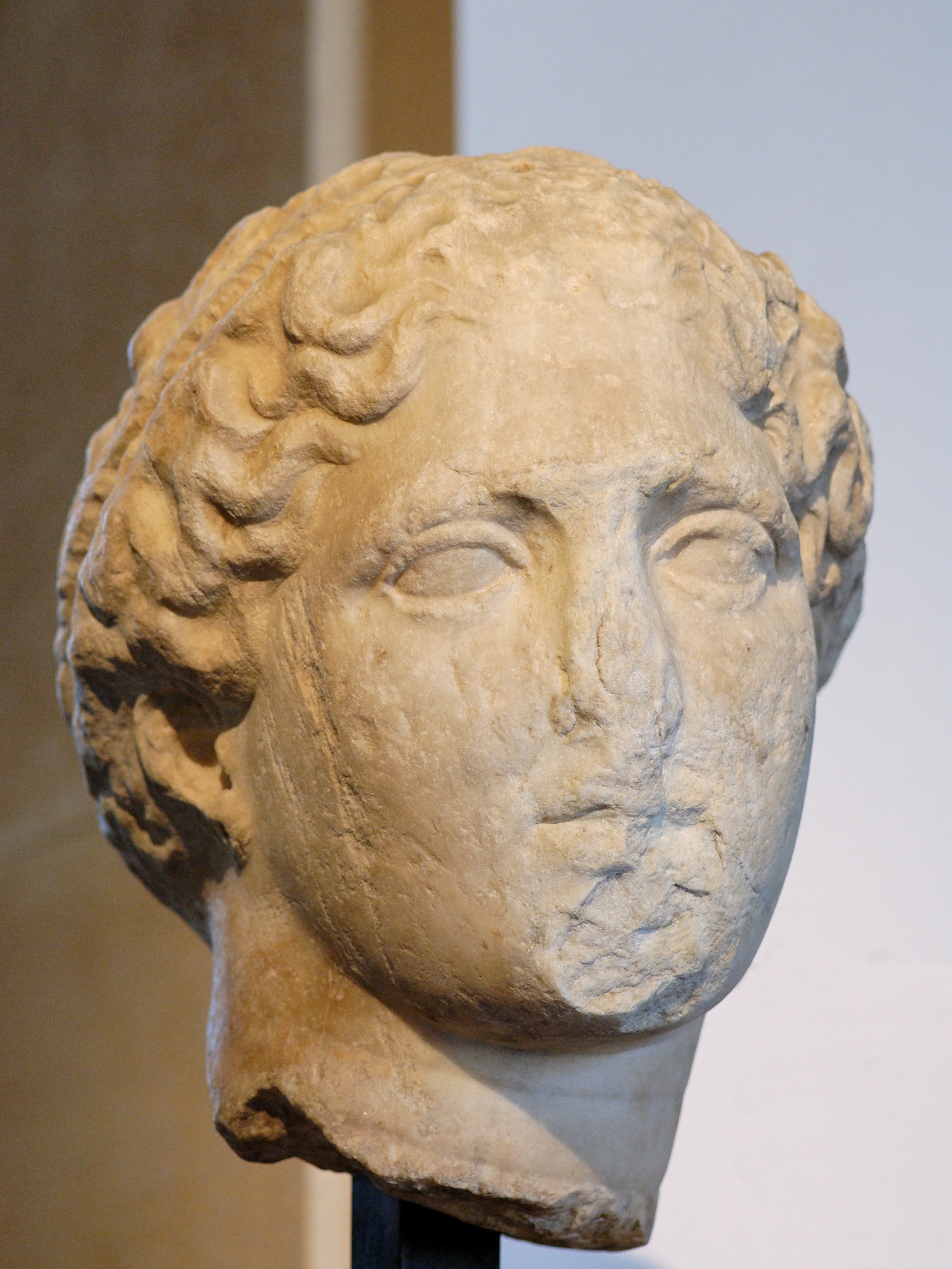 Κεφαλή της θεάς Ίριδας από το δυτικό αέτωμα του Παρθενώνα. Μουσείο του Λούβρου