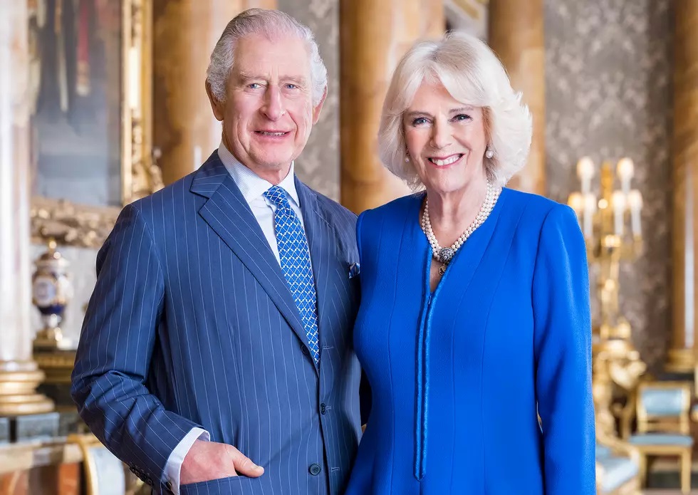 Ο βασιλιάς Κάρολος Γ΄ και η βασίλισσα Καμίλα σε επίσημη φωτογραφία τον Απρίλιο 2023