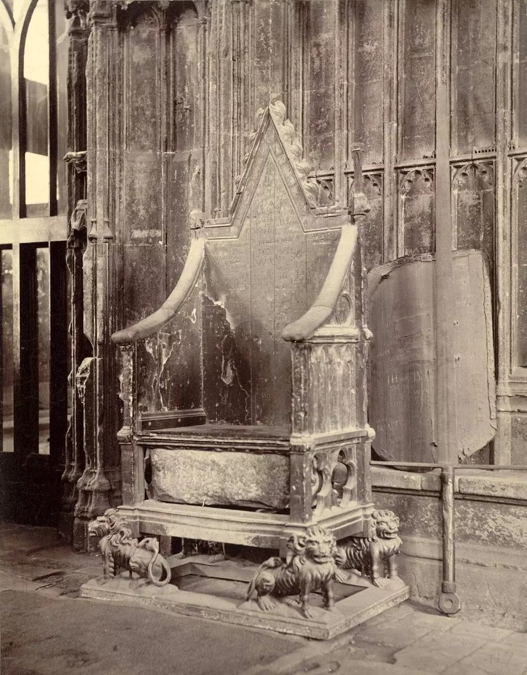 Μια φωτογραφία του θρόνου από τα τέλη του 19ου αιώνα, με την Πέτρα του Σκόουν, ορατή κάτω από το κάθισμα