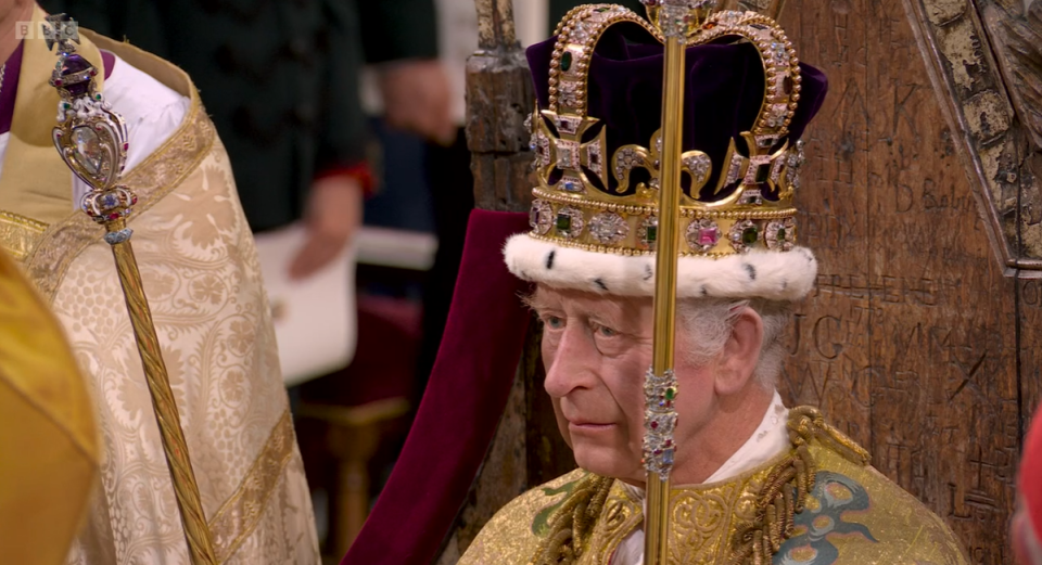Η στιγμή της στέψης του βασιλιά Κάρολου Γ΄ στην Καρέκλα της Ενθρόνισης