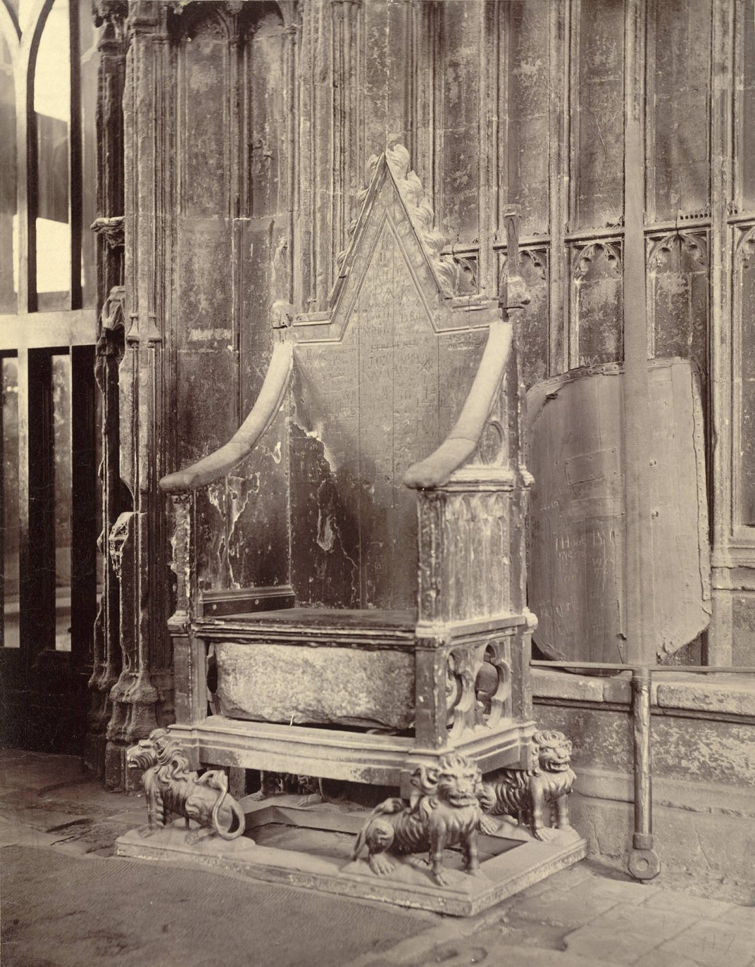 Η Καρέκλα της Στέψης στα τέλη του 19ου αιώνα με εμφανείς τις φθορές