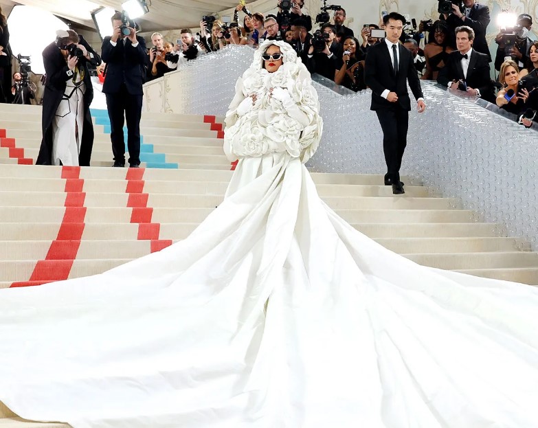 Rihanna με Maison Valentino δια χειρός Ειρήνης Στρανιέρη