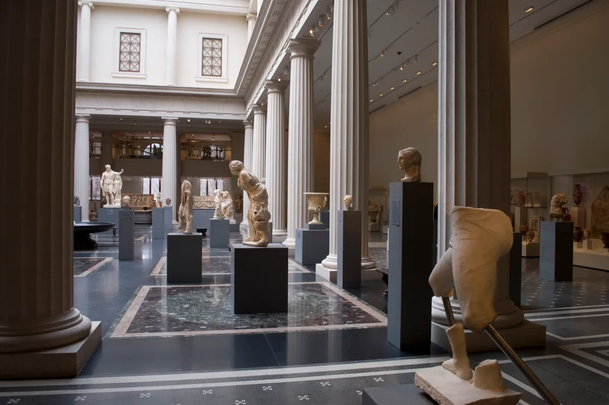 Αποψη της αίθουσας ελληνικών και ρωμαϊκών αρχαιοτήτων στο Μητροπολιτικό Μουσείο Τέχνης