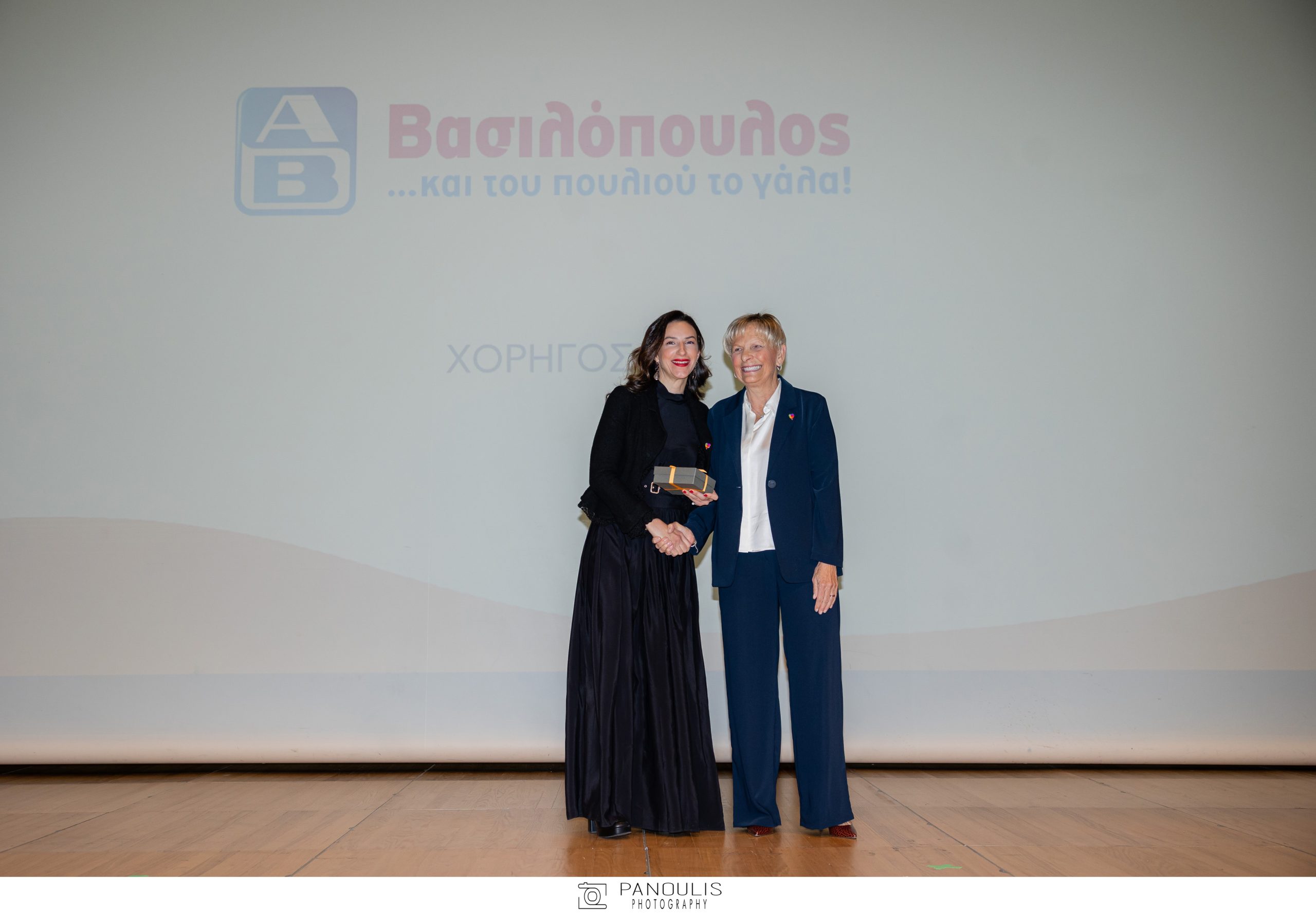 (από αριστερά προς τα δεξιά) Όλγα Μιχαλοπούλου, Vice President Marketing της ΑΒ Βασιλόπουλος, Έρρικα Οικονόμου, Γενική Γραμματέας και Μέλος ΔΣ του «Μαζί για το Παιδί» 