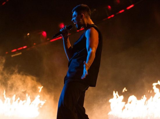 Eurovision 2023: Ποιος είναι ο Andrew Lambrou που έβαλε «φωτιά» στη σκηνή