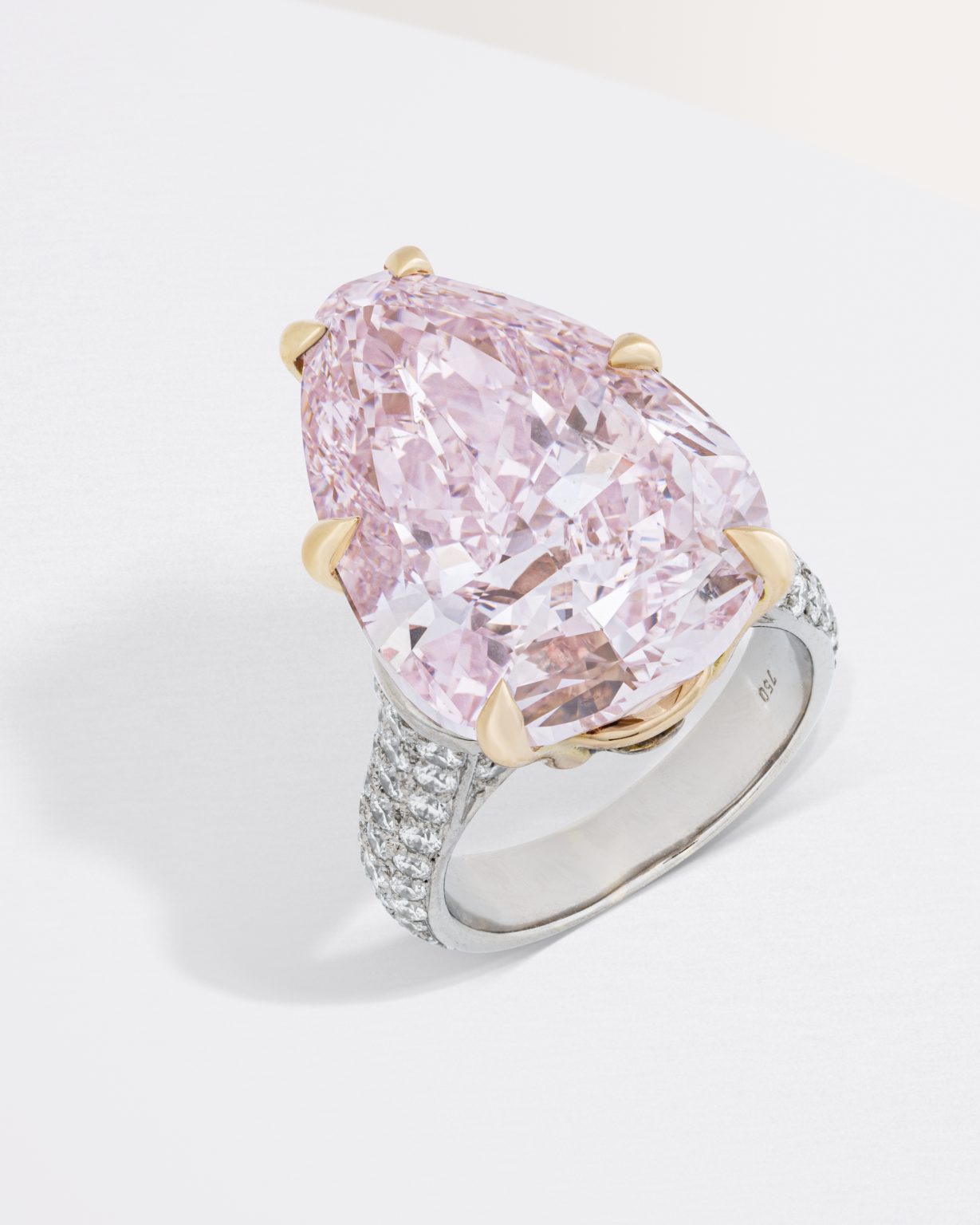 Δακτυλίδι από Bulgari με ένα μεγάλο ροζ διαμάντι 20,06 καρατίων, που πλαισιώνεται από μικρότερα