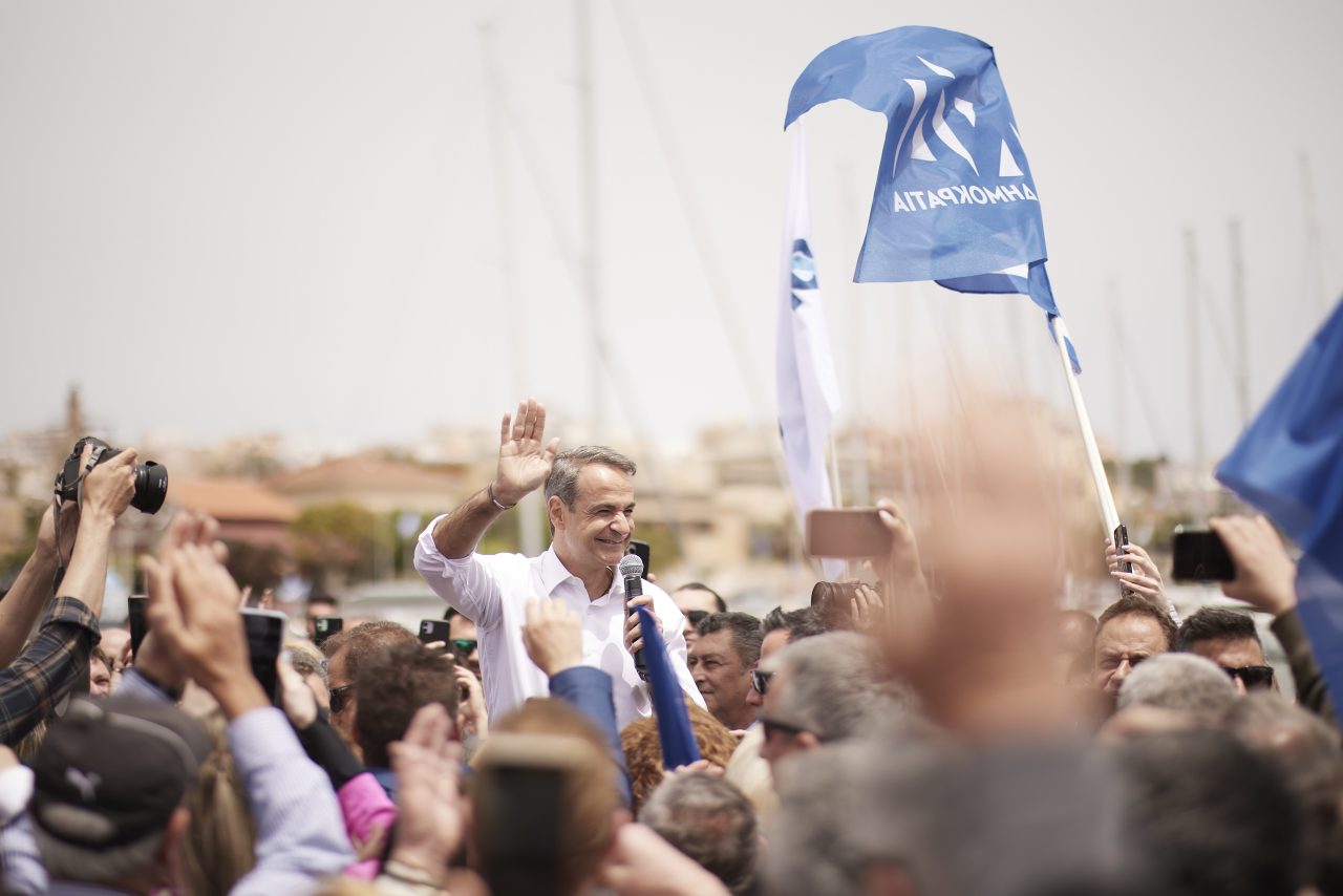 Ο πρωθυπουργός Κυριάκος Μητσοτάκης με λαό γύρω του